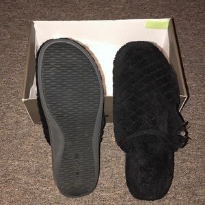 Vionic black women’s slippers